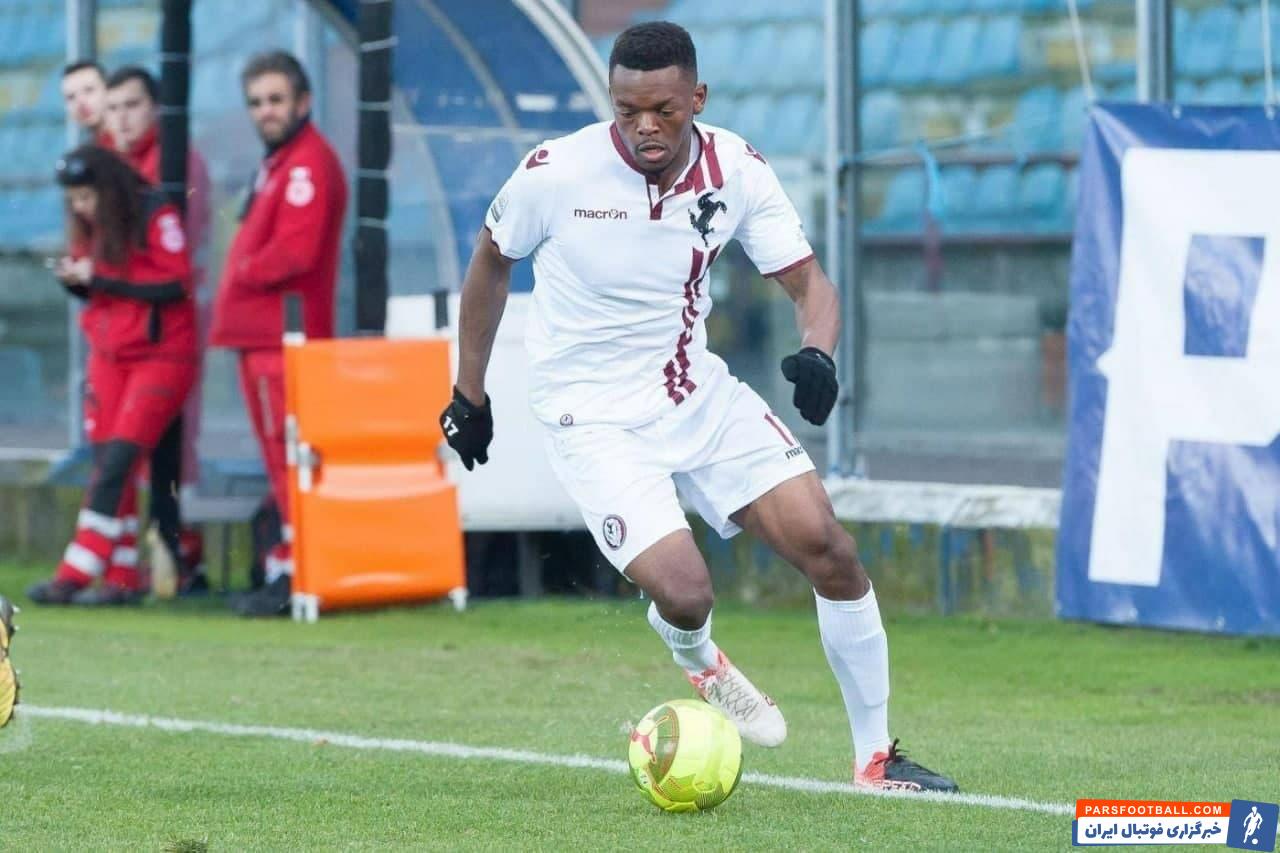 کوین یامگا برای عقد قرارداد با استقلال وارد ایران شد