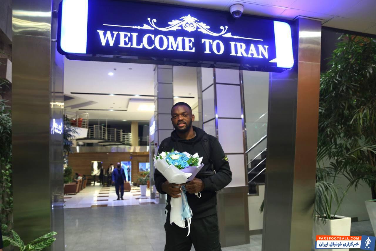 کوین یامگا به زودی پیراهن استقلال را بر تن می کند. کوین یامگا بازیکن مدنظر استقلال امشب به ایران آمد تا پس از تست پزشکی به استقلال بپیوندد.