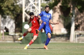 اسطوره پرسپولیس در حال تماشای بازی دوستانه استقلال