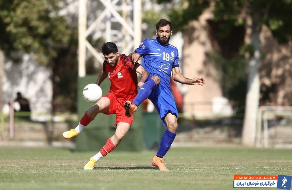 اسطوره پرسپولیس در حال تماشای بازی دوستانه استقلال