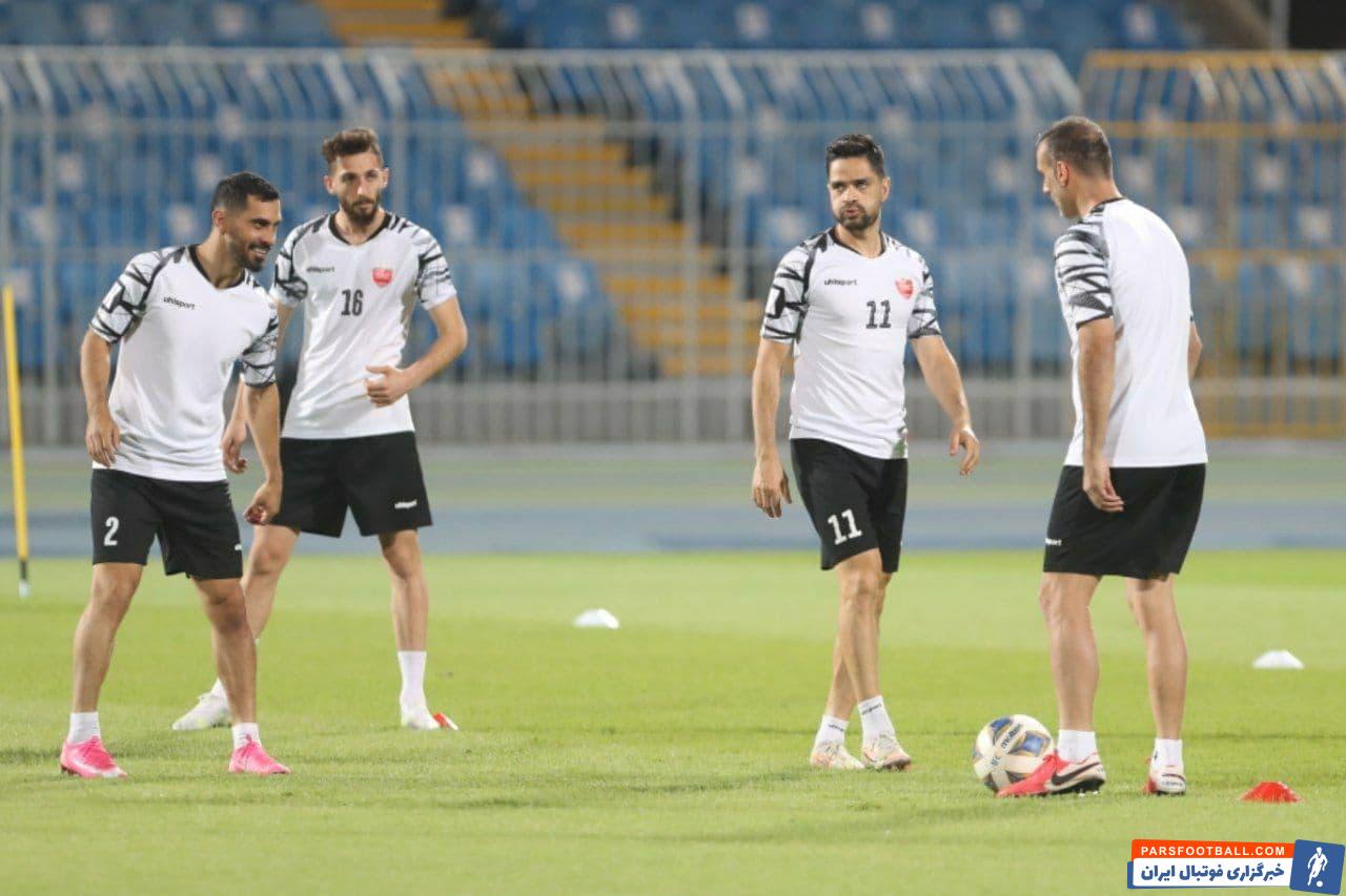 پیش از عزیمت بازیکنان به ورزشگاه، بازیکنان در جلسه فنی شرکت کردند و نکات لازم از سوی کادر فنی پرسپولیس به بازیکنان منتقل شد.