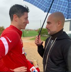 از طرف دیگر لواندوفسکی نیز در اردوی تیم ملی لهستان به سر میبرد و آنها باید دو روز دیگر در مقدماتی جام جهانی به مصاف آندورا بروند...