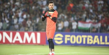 حامد لک پس از پایان بازی پرسپولیس مقابل آلومینیوم اراک از یک عکاس دلجویی کرد