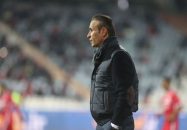 حاشیه دیدار پرسپولیس - نفت مسجدسلیمان ؛ اعتراض گل محمدی به داور با لگد به بطری آب و حضور وحید هنانوف و منوچهر صفروف دو بازیکن تاجیکستانی