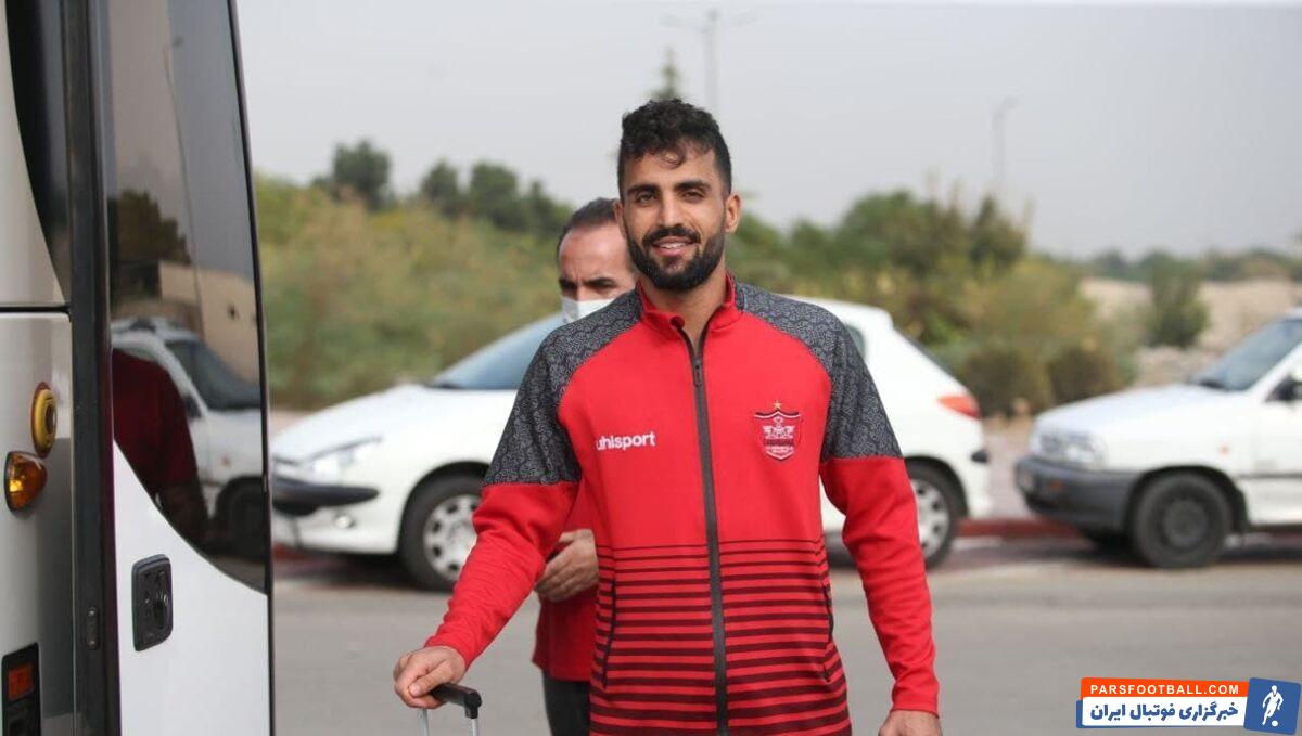 حامد پاکدل زمانی که این همه شور و اشتیاق را دید ایستاد و با تک تک نفراتی که خواهان عکس سلفی و یادگاری بودند عکس انداخت.