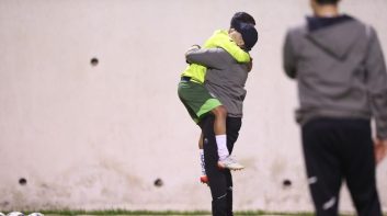 اسکوچیچ در تلاش است تا هم پای بازیکنان و قایدی در تمرینات حضور داشته باشد و سعی میکند شکاف ایجاد شده بین خودش و بازیکنان را از بین ببرد.