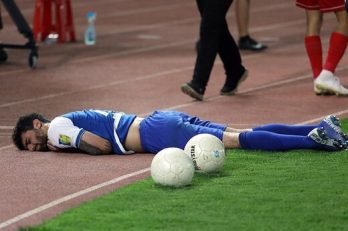 خوش شانسی محمد دانشگر و فرار از اخراج در بازی استقلال و نساجی