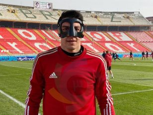 محمدرضا اخباری ؛ پیراهن شماره 100 به گلر تراکتور اهدا شد