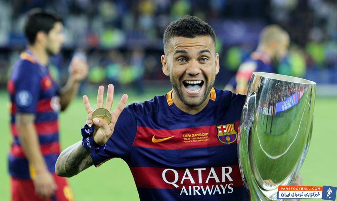 طبق اعلام رسمی باشگاه بارسلونا ، دنی آلوس ، ستاره برزیلی پیشین تیم بارسلونا با عقد قراردادی یک ساله راهی بارسلونا شد و از ژانویه برای این تیم بازی می کند.