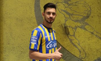 جواد نکونام در دقایق آخر نقل و انتقالات قصد داشت که محمدرضا آزادی را از باشگاه استقلال جذب کند که با مخالفت فرهاد مجیدی مواجه شد.