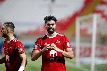 رضا اسدی ، هافبک جدید پرسپولیس که عملکرد خوبی در دیدار های اخیر در این تیم نداشته است با تصمیم یحیی گل محمدی مقابل صنعت نفت نیمکت نشین است.