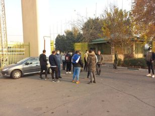 حواشی دیدار استقلال و نساجی ؛ ازدحام تماشاگران پشت درهای شرقی استادیوم آزادی