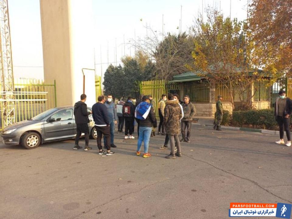 حواشی دیدار استقلال و نساجی ؛ ازدحام تماشاگران پشت درهای شرقی استادیوم آزادی
