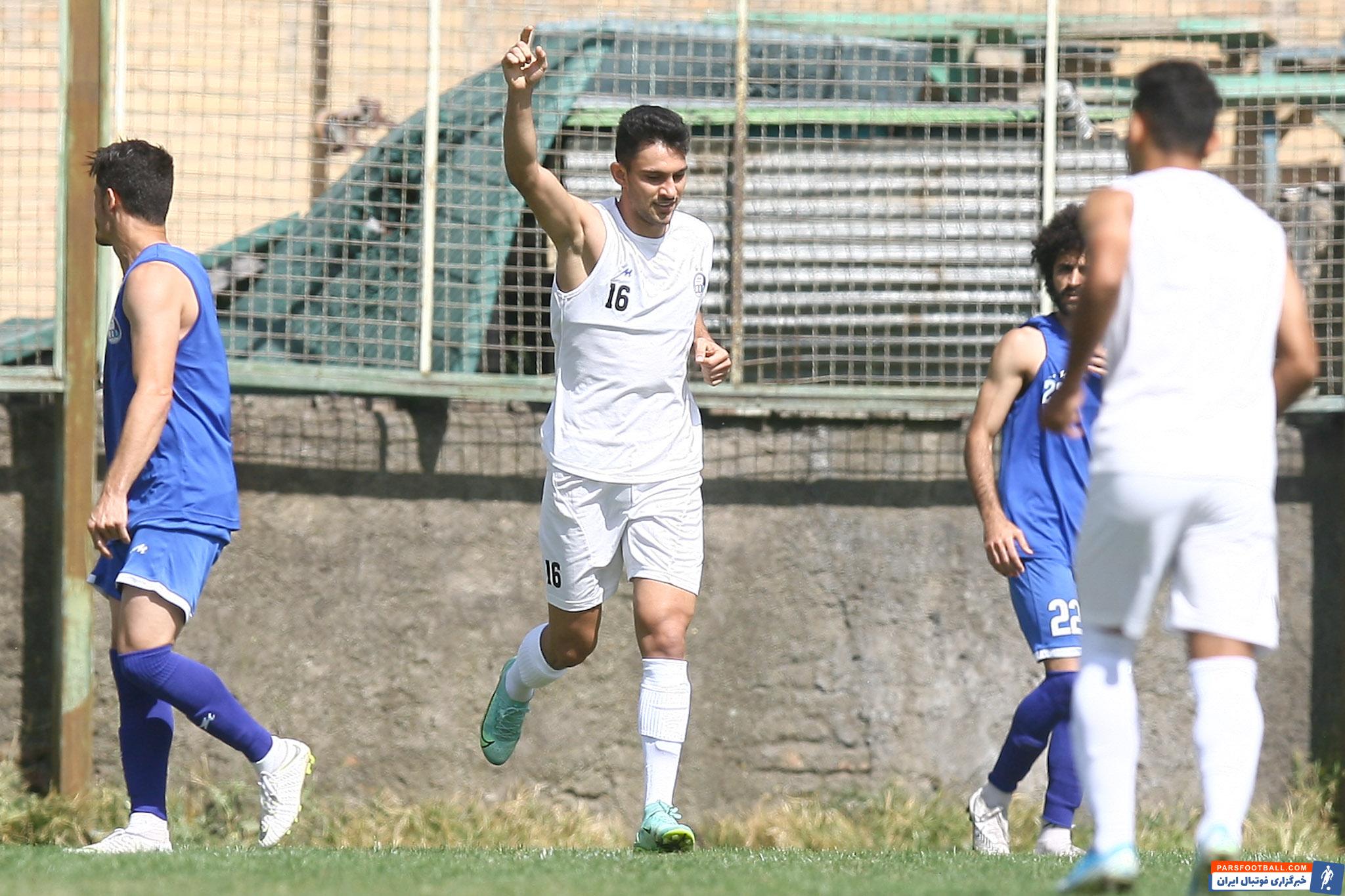 محمدرضا آزادی و آرمان رمضانی دو مهاجم استقلال بدون یک دقیقه فرصت بازی