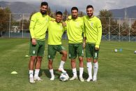 مهدی قایدی و نوراللهی که هر دو در استقلال و پرسپولیس حضور داشتند، دارد و در جمع پرسپولیسیهای تیم ملی این تصویر جالب توجه را ثبت کرده است.