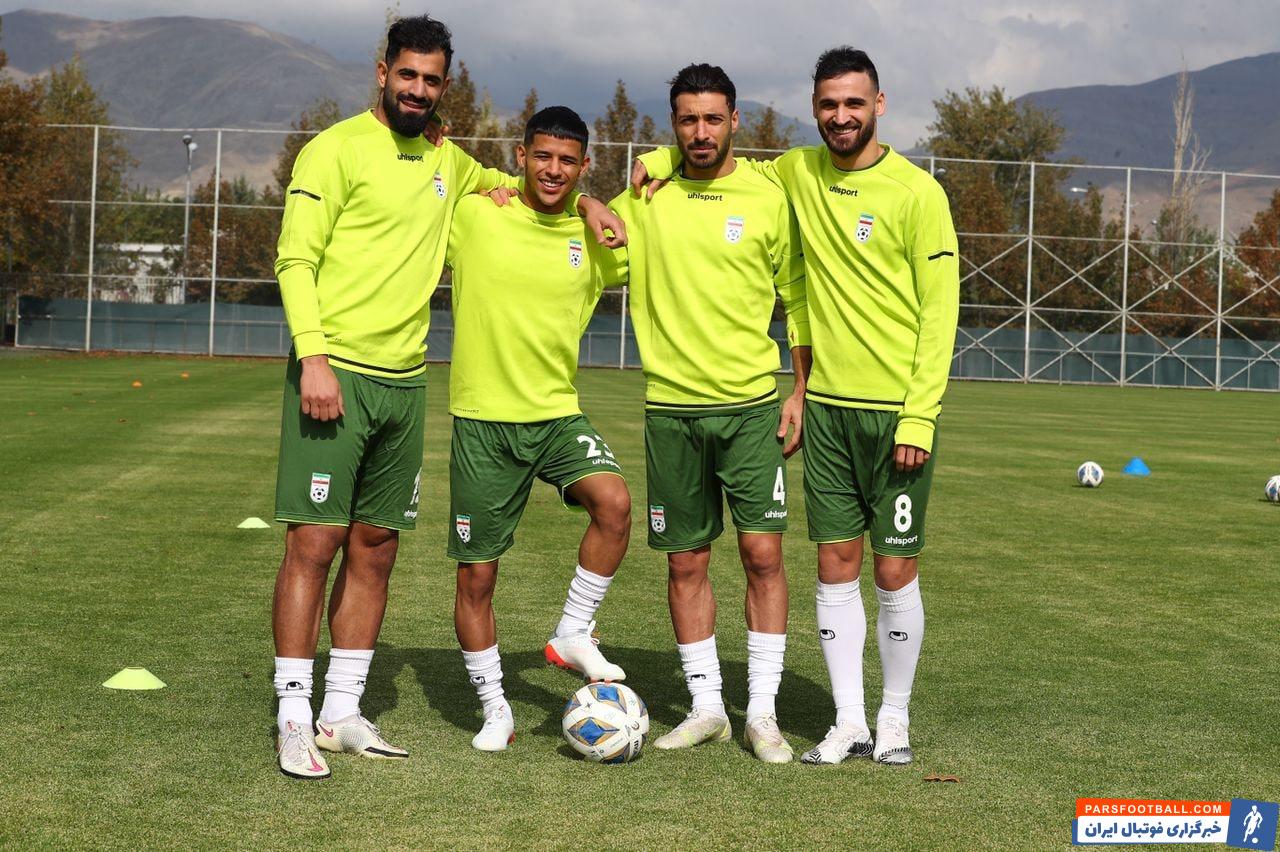 مهدی قایدی و نوراللهی که هر دو در استقلال و پرسپولیس حضور داشتند، دارد و در جمع پرسپولیسی‌های تیم ملی این تصویر جالب توجه را ثبت کرده است.