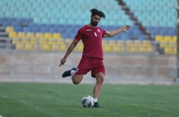 رضا اسدی هافبک پرسپولیس احتمالا در بازی مقابل صنعت نفت نیمکت نشین خواهد بود