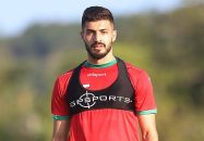 رضا دهقانی قصد داشت مبلغی را که از قرارداد خود با پرسپولیس گرفته بود ، به باشگاه پس دهد که یحیی گل محمدی با این کار مخالفت کرد.