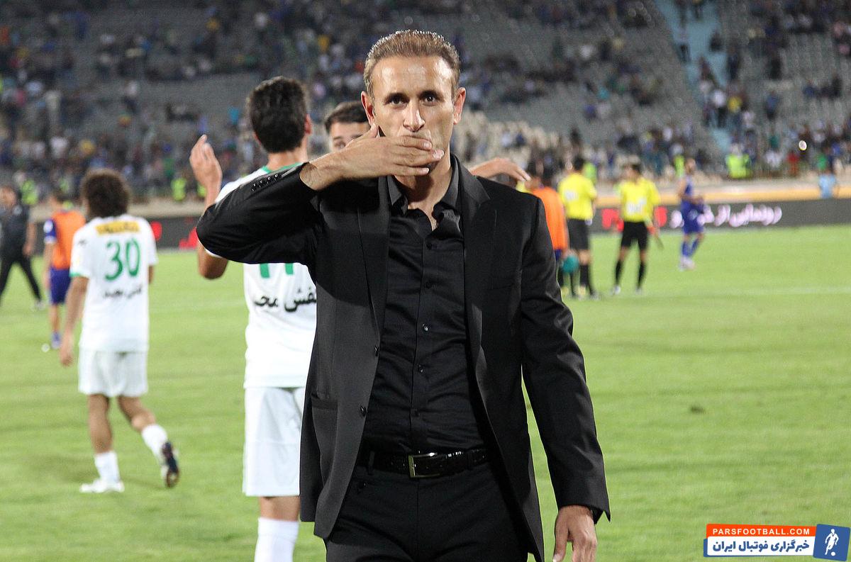 وحید امیری در تیم ملی عملکرد فوق العاده ای داشت و هواداران پرسپولیس از یحیی گل محمدی درخواست کرده اند که امیری را در دفاع چپ بازی ندهد.