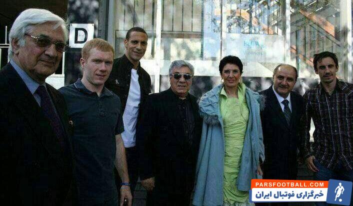 در واقع این عکس یادگاری، در یکی از سفرهای گلپایگانی به همراه همسرش در دهه ۸۰ خورشیدی به اروپا با ستاره های منچستریونایتد گرفته شده است.