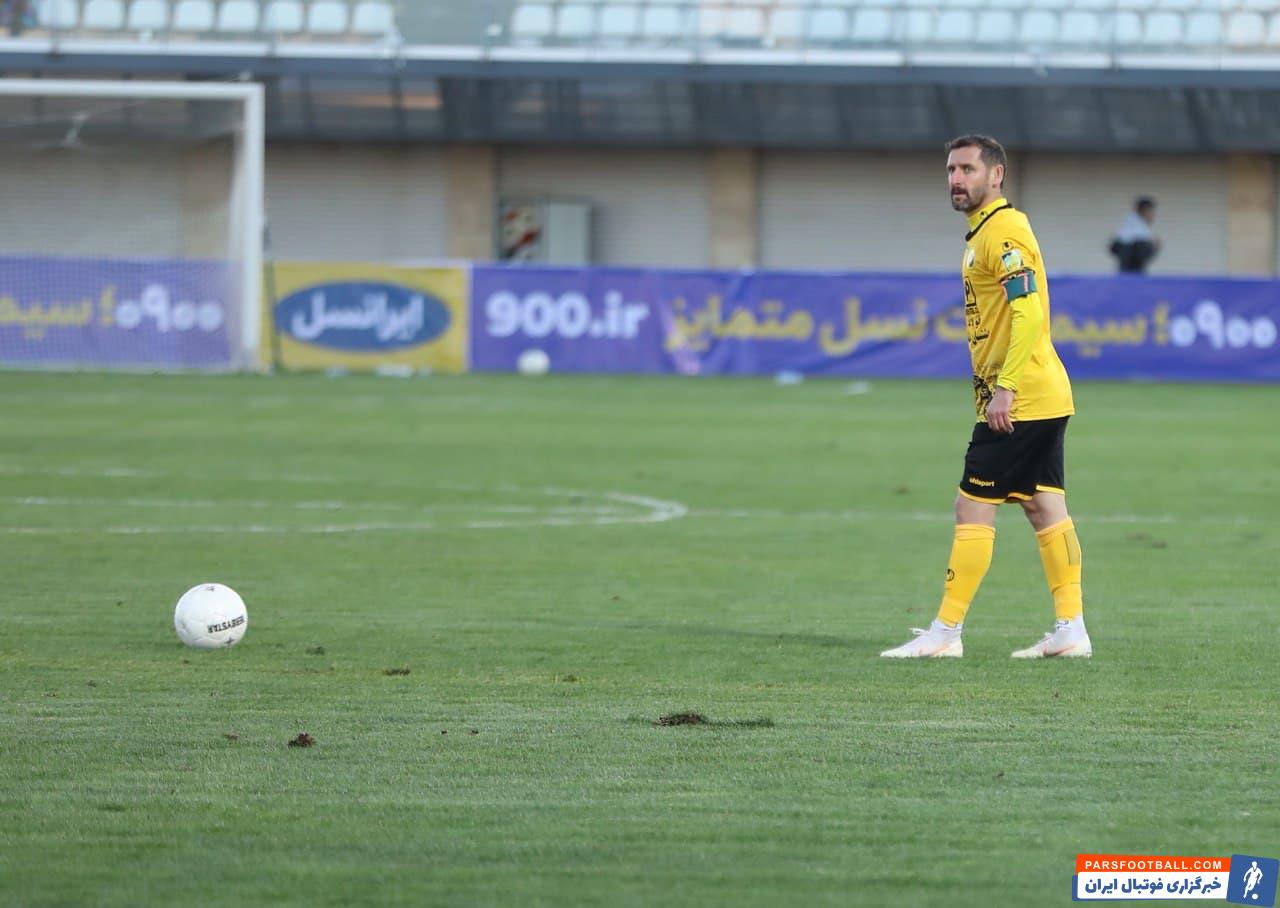 با حضور خلعتبری وینگر سرعتی و کهنهکار سپاهانیها، خط حمله طلاییپوشان جان تازهای گرفت و آنها حملات مداومی روی دروازه گلگهر داشتند...