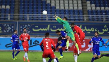 پس از پارگی تور دروازه ورزشگاه ثامن اتفاق افتاد ؛ نخ شیرینی به کمک برگزار کننده های بازی پدیده - استقلال آمد !