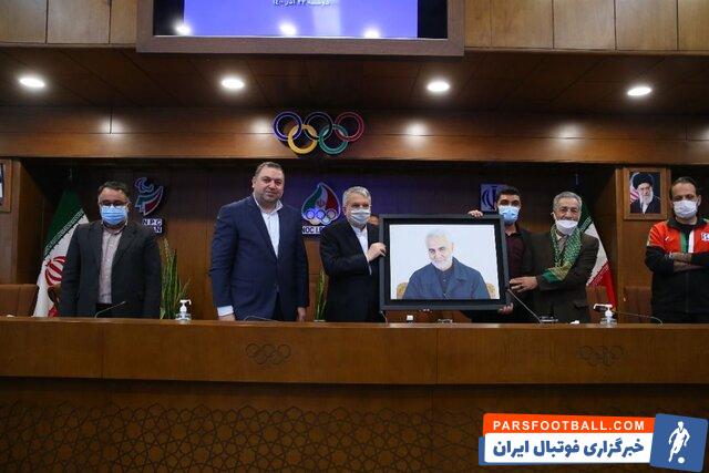 هدیه خانواده شهید سلیمانی به نمایندگان کاراته ایران در قهرمانی آسیا هدیه خانواده شهید سلیمانی به نمایندگان کاراته ایران در قهرمانی آسیا