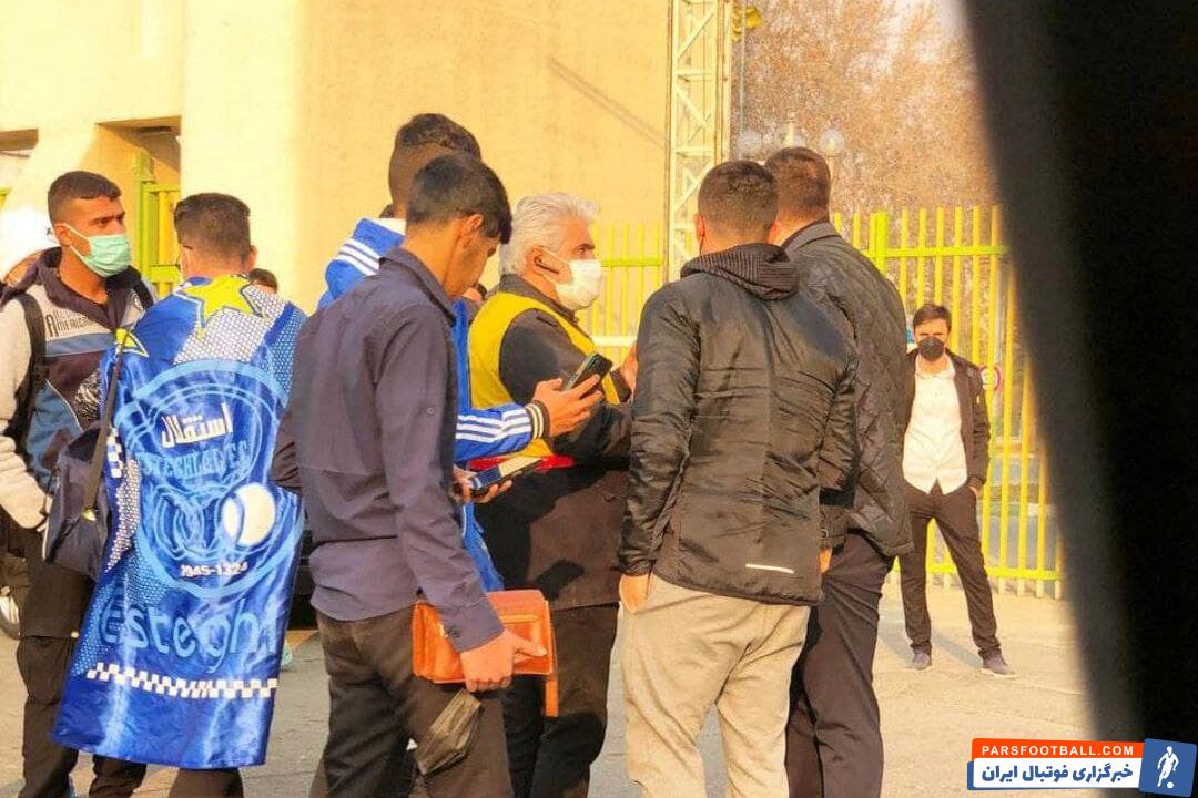 عکس| کاپیتان استقلال پشت درهای استادیوم آزادی/ گلزن آبی‌ها نیمکت نشین شد