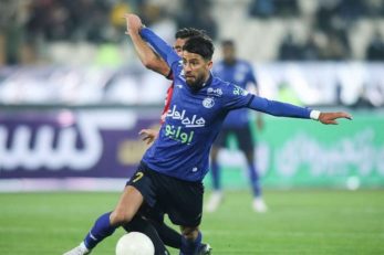 اعتراض هواداران استقلال به عمکرد آرش رضاوند