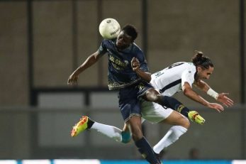 اریک بایناما امروز و در بازی مقابل فولاد نه تنها جایی در ترکیب تیمش نداشت بلکه حتی اسم او در فهرست گل گهر هم دیده نمی‌شد.