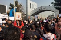 هواداران پرسپولیس در اعتراض به وضعیت مدیریتی این باشگاه امروز مقابل وزارت ورزش تجمع کردند.