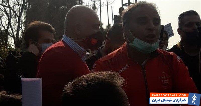 هواداران تیم فوتبال پرسپولیس صبح امروز (سهشنبه) در اعتراض به بلاتکلیفی مدیریتی این باشگاه، مقابل ساختمان وزارت ورزش و جوانان تجمع کردند.