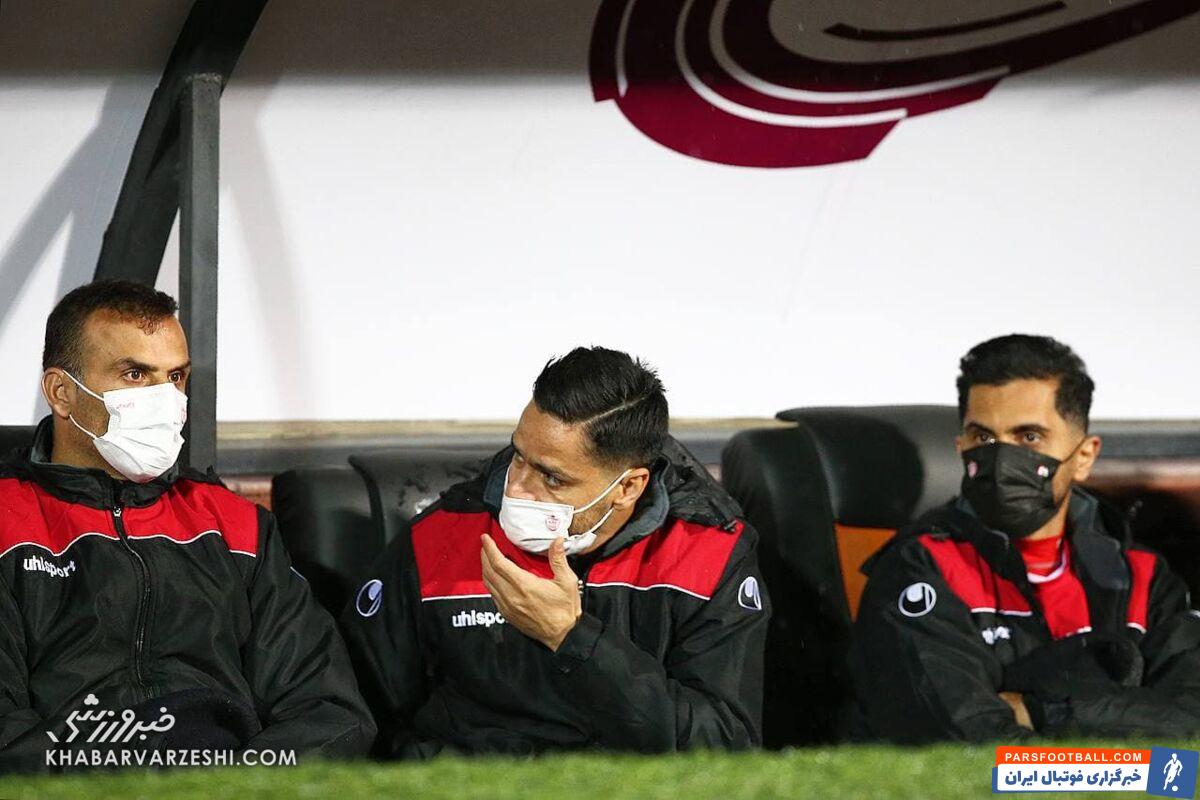 عکس| تصویری نادر از نیمکت پرسپولیس/ استراحت کاپیتان‌ها در روز بارانی