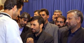 نگاه خاص محمود احمدی نژاد به علی دایی در یک قاب‌ عجیب