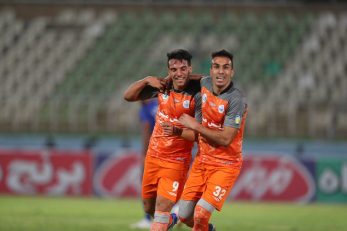 طبق ادعای رسانه ها ، امیرحسین حسین زاده که این روز ها از بهترین بازیکنان استقلال است مبلغ قرارداد پایینی نسبت به دیگر ستاره های استقلال دارد.