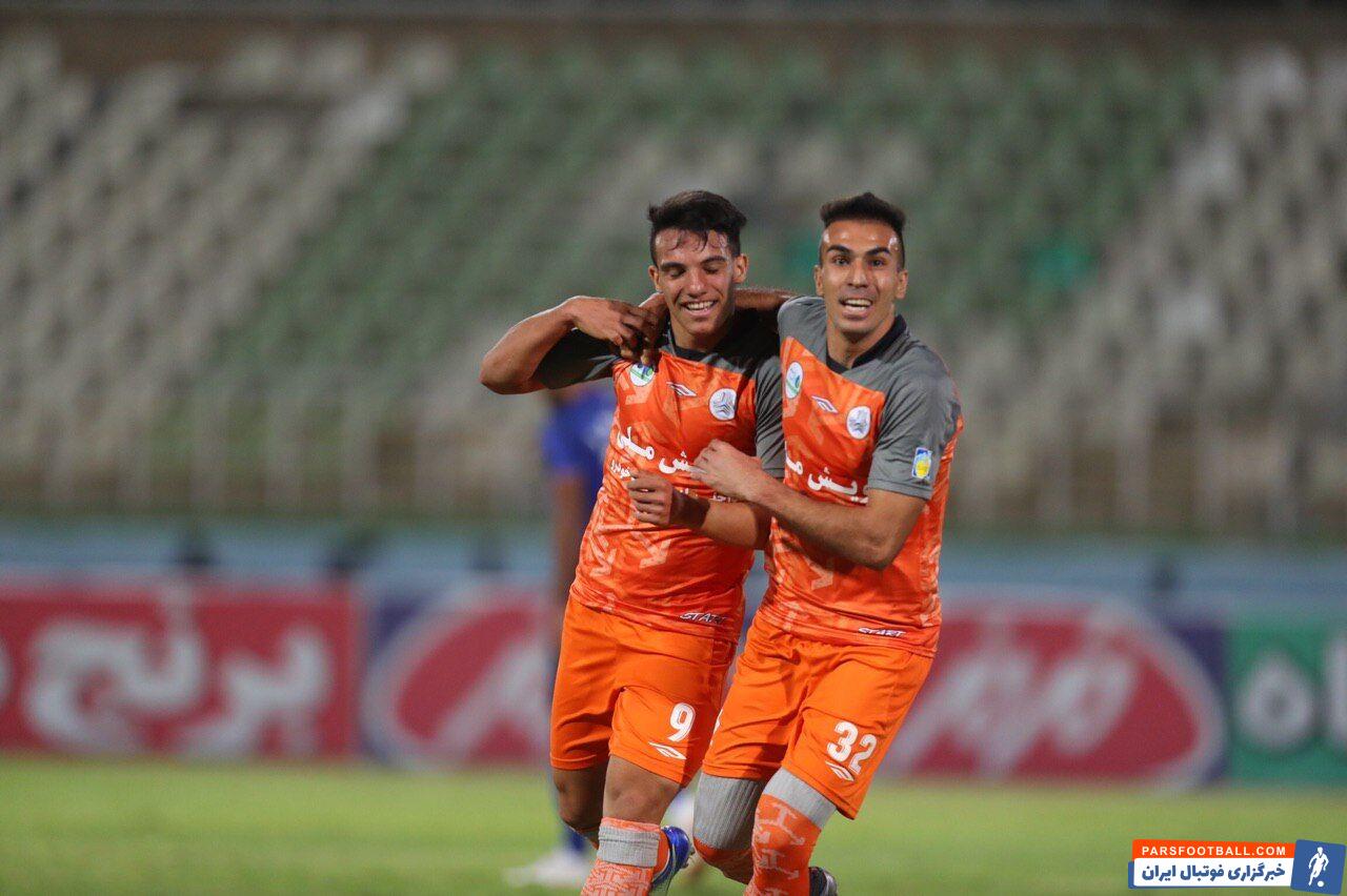 طبق ادعای رسانه ها ، امیرحسین حسین زاده که این روز ها از بهترین بازیکنان استقلال است مبلغ قرارداد پایینی نسبت به دیگر ستاره های استقلال دارد.