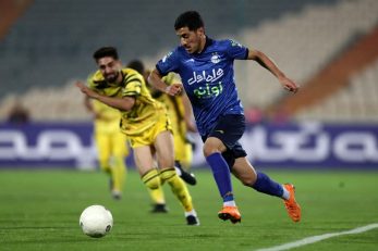 حرکت زیبای امیرعلی صادقی در بازی استقلال و نود ارومیه ؛ تقدیم گل پنالتی به مادر