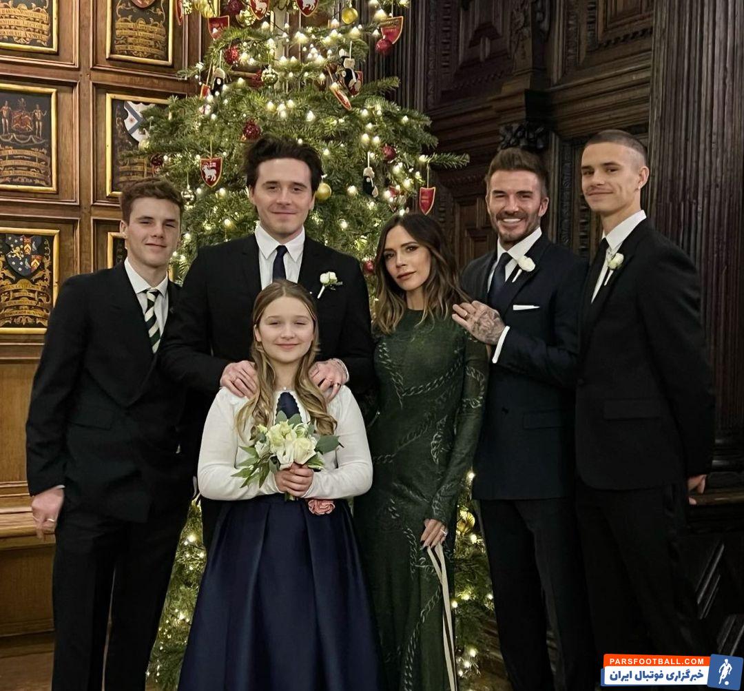 دیوید بکام ستاره سابق رئالمادرید و منچستریونایتد که همیشه در اینستاگرام حضوری فعال دارد، عکسی جالب از خانوادهاش پای درخت کریسمس منتشر کرد.