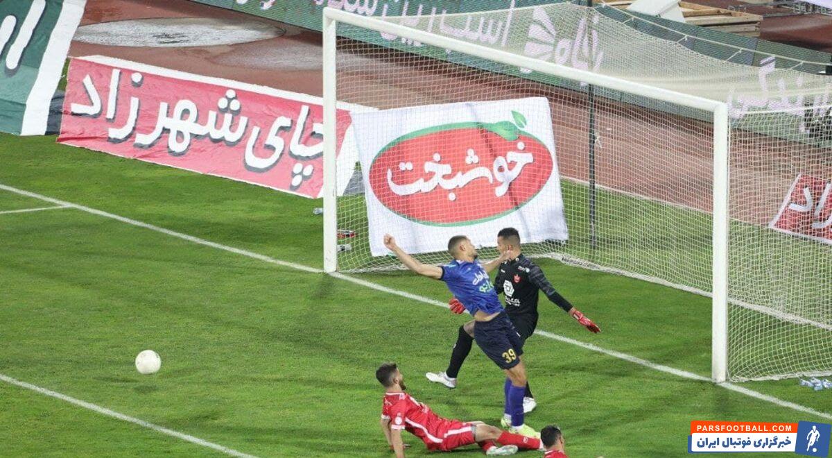فرشاد فرجی مدافع تیم فوتبال پرسپولیس در مورد صحنه جنجالی برخورد با مهاجم استقلال در محوطه جریمه صحبت کرد.