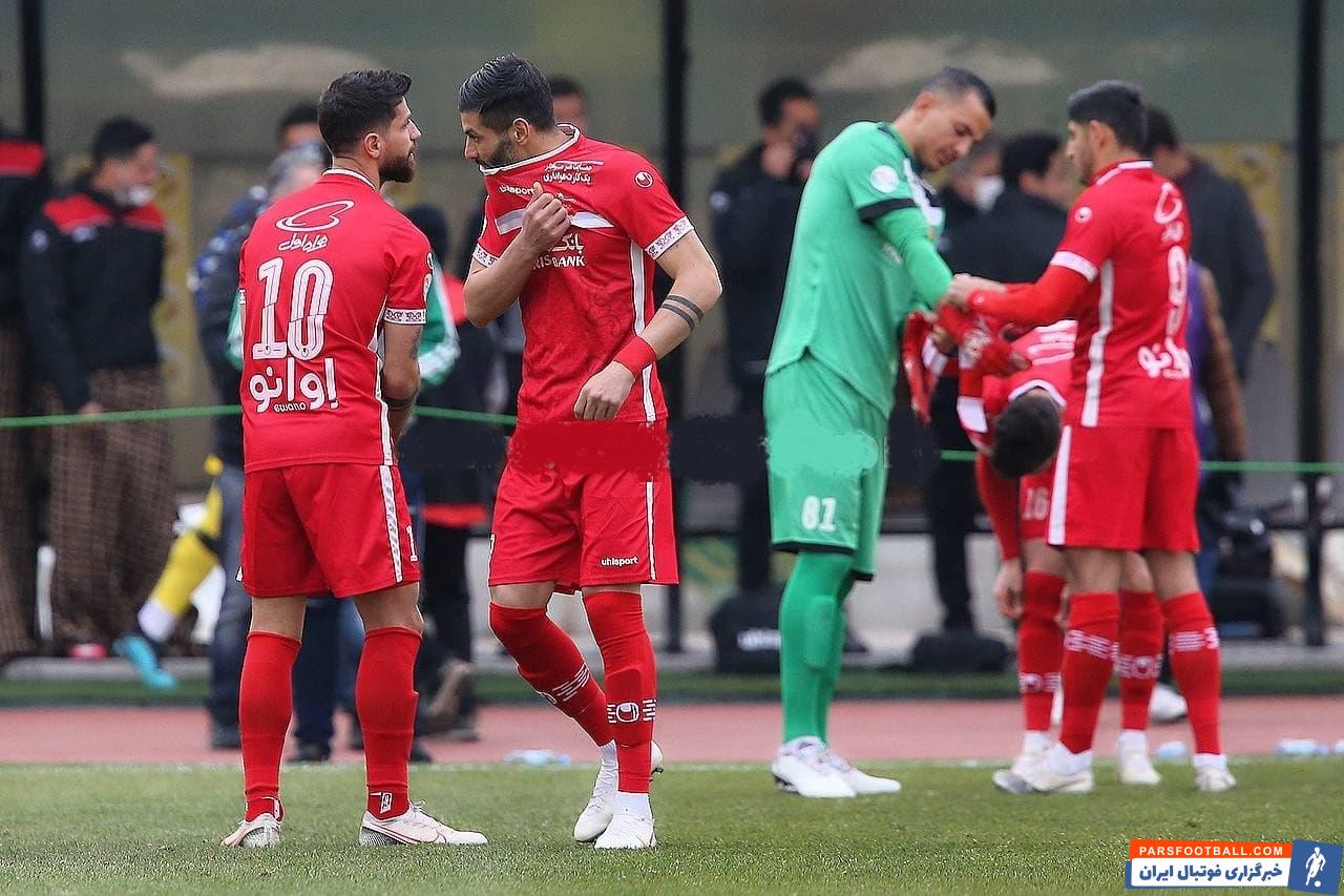 سیدجلال حسینی کاپیتان پرسپولیس برخلاف بسیاری از کاپیتانها، چندان علاقهای برای نمایش بازوبندش در عکس تیمی ندارد.