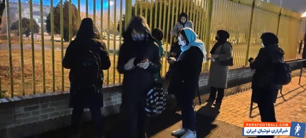 خبرنگاران خانم را به ورزشگاه آزادی راه ندادند!/عکس
