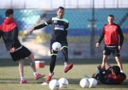 اعضای جدید هیئت مدیره پرسپولیس در اردوی قرمزها ؛ رضا درویش در کنار یحیی گل محمدی و بازیکنان