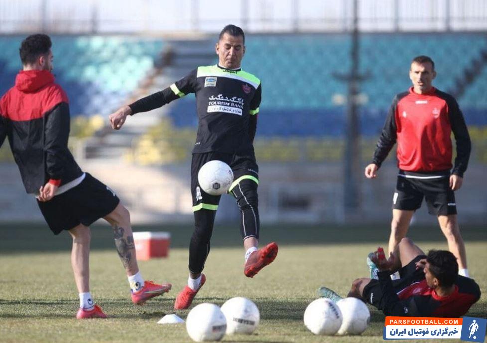 اعضای جدید هیئت مدیره پرسپولیس در اردوی قرمزها ؛ رضا درویش در کنار یحیی گل محمدی و بازیکنان