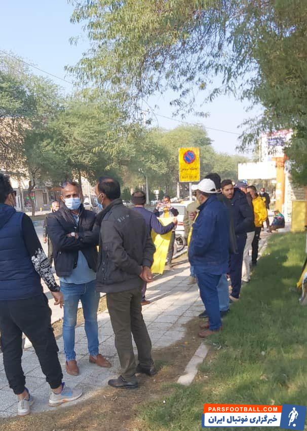 همزمان با این اتفاق حدود ۲۰۰ نفر از هواداران صنعت نفت در مقابل فرمانداری آبادان تجمع کرده و خواستار رسیدگی برای رفع مشکلات این تیم شدند.