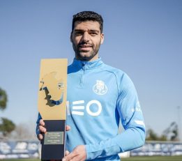 مهدی طارمی مهاجم ایرانی پورتو پرتغال جایزه بهترین مهاجم ماه اکتبر لیگ فوتبال این کشور را از نگاه اتحادیه بازیکنان دریافت کرد.