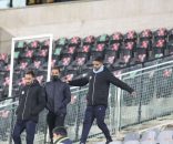 چهره درهم سیاوش یزدانی و محمدحسین مرادمند روی سکو ؛ وداع سربازهای استقلال در آزادی