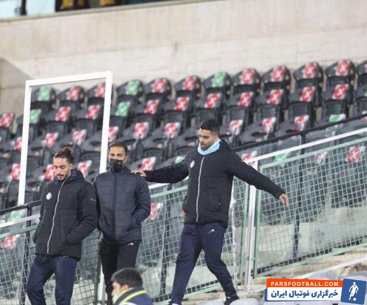 چهره درهم سیاوش یزدانی و محمدحسین مرادمند روی سکو ؛ وداع سربازهای استقلال در آزادی