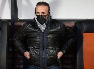 یحیی گل محمدی پرسپولیس : باشگاه پیش از پایان سال مشکلات را حل کند