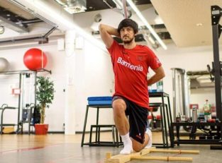 سردار آزمون به صورت رسمی کارش را با بایرلورکوزن در بوندس لیگا آغاز کرد