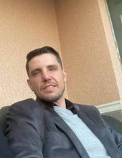 فابیو جانواریو بازیکن پیشین استقلال تماشاگر ویژه دیدار این تیم مقابل پیکان است